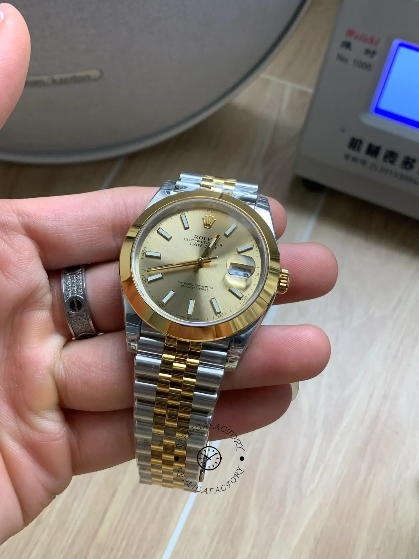 1:1 Clone Rolex Datejust 41 Smooth Bezel 126303-0010 Champagne Dial Automatic