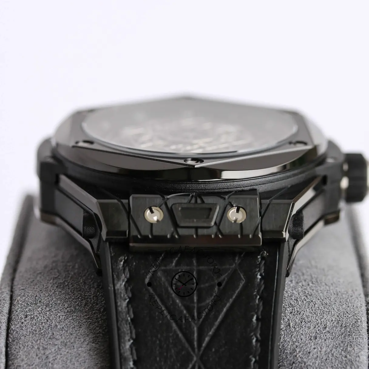 Side profile of Hublot Big Bang 415.NX.1112.VR.MXM16 showing case thickness and bezel layers.