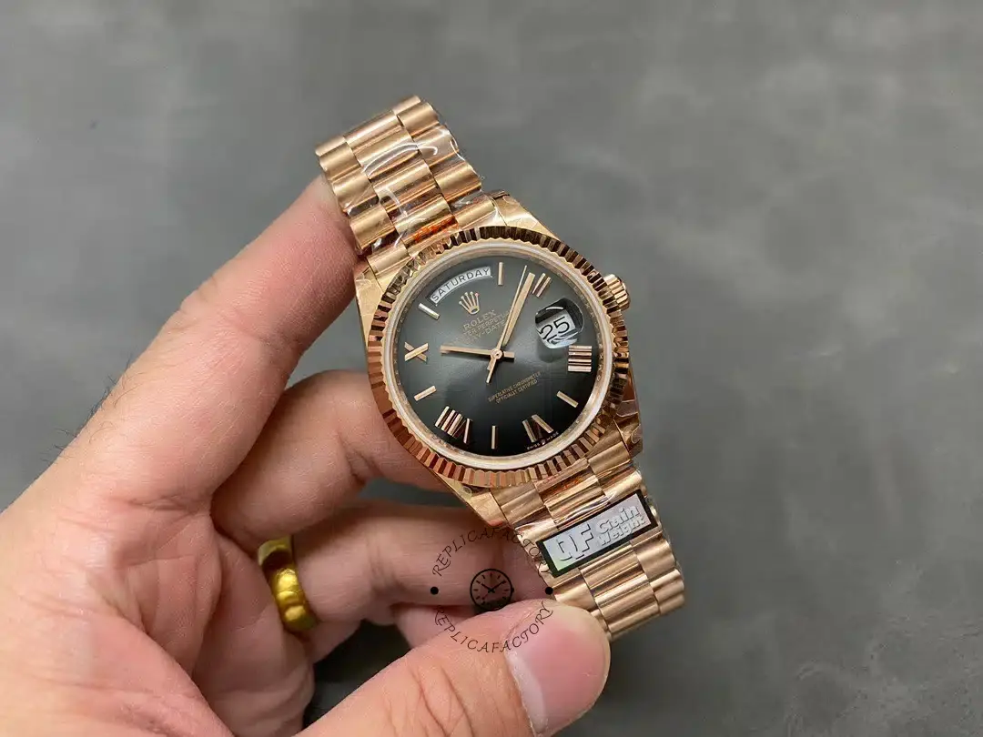 Rolex Day Date in 18 ct Everose Gold M228235 0055 40mm