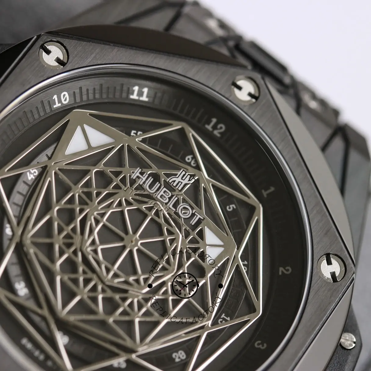 Macro dial view of Hublot Big Bang 415.NX.1112.VR.MXM16 showing the geometric openworked pattern.