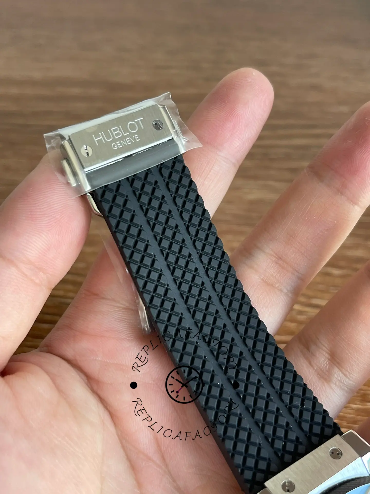 Strap close-up of Hublot Big Bang 301.SB.131.RX showing textured rubber and clasp end.