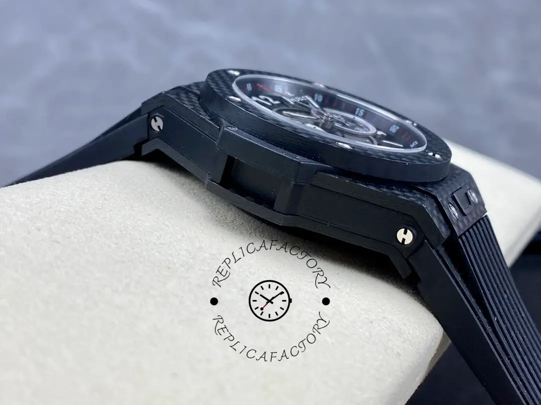 Hublot Big Bang UNICO 411.QX.1170.RX side profile, carbon case thickness and bezel edge.