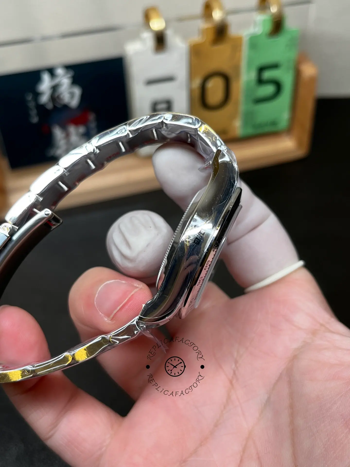 Opposite side profile of Rolex Daytona 116509 showing case flank and bracelet curvature.