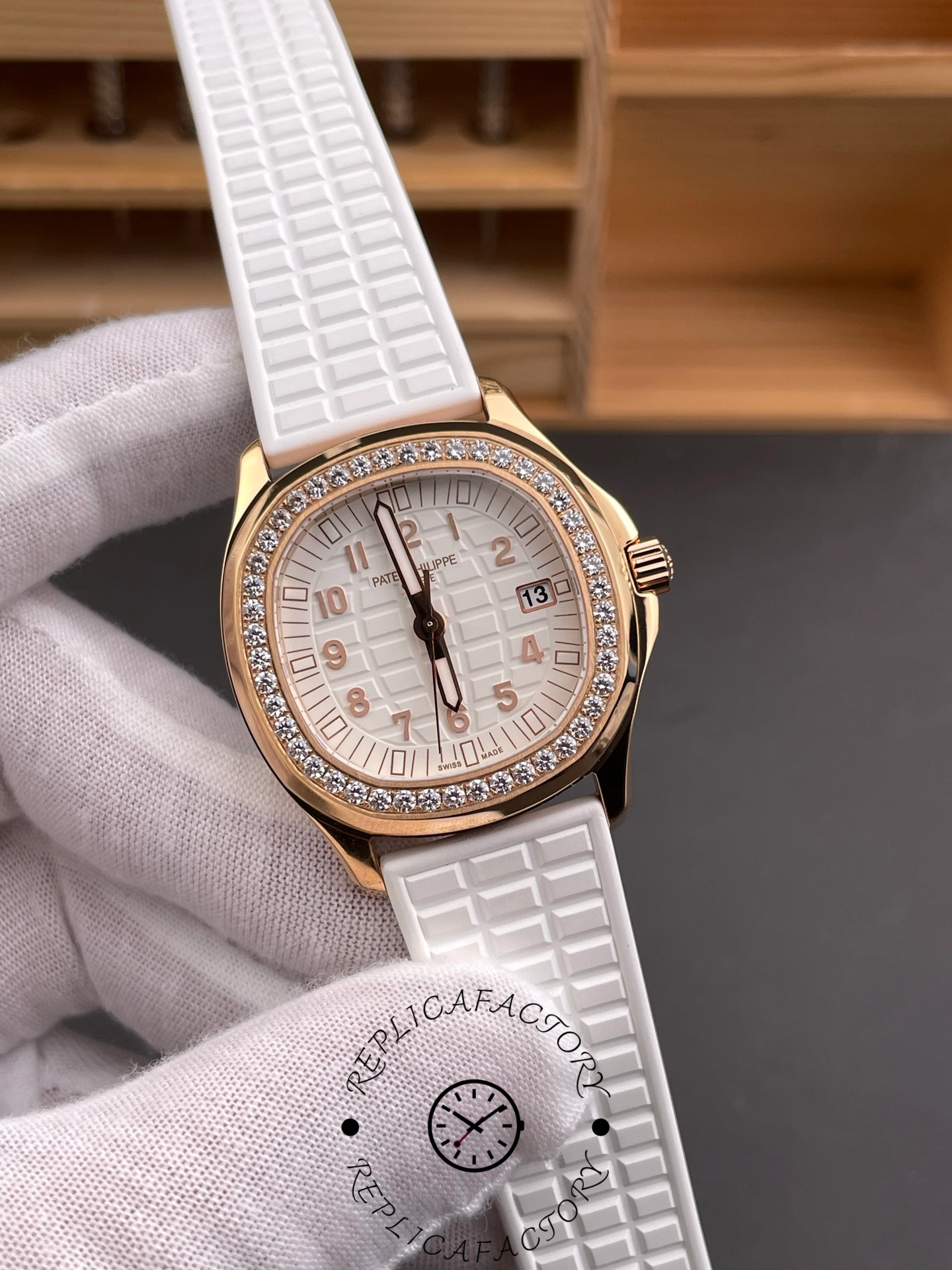 Replica Patek Philippe Aquanaut Rose Gold White Dial 5068R 010 35.6mm Lady Watch