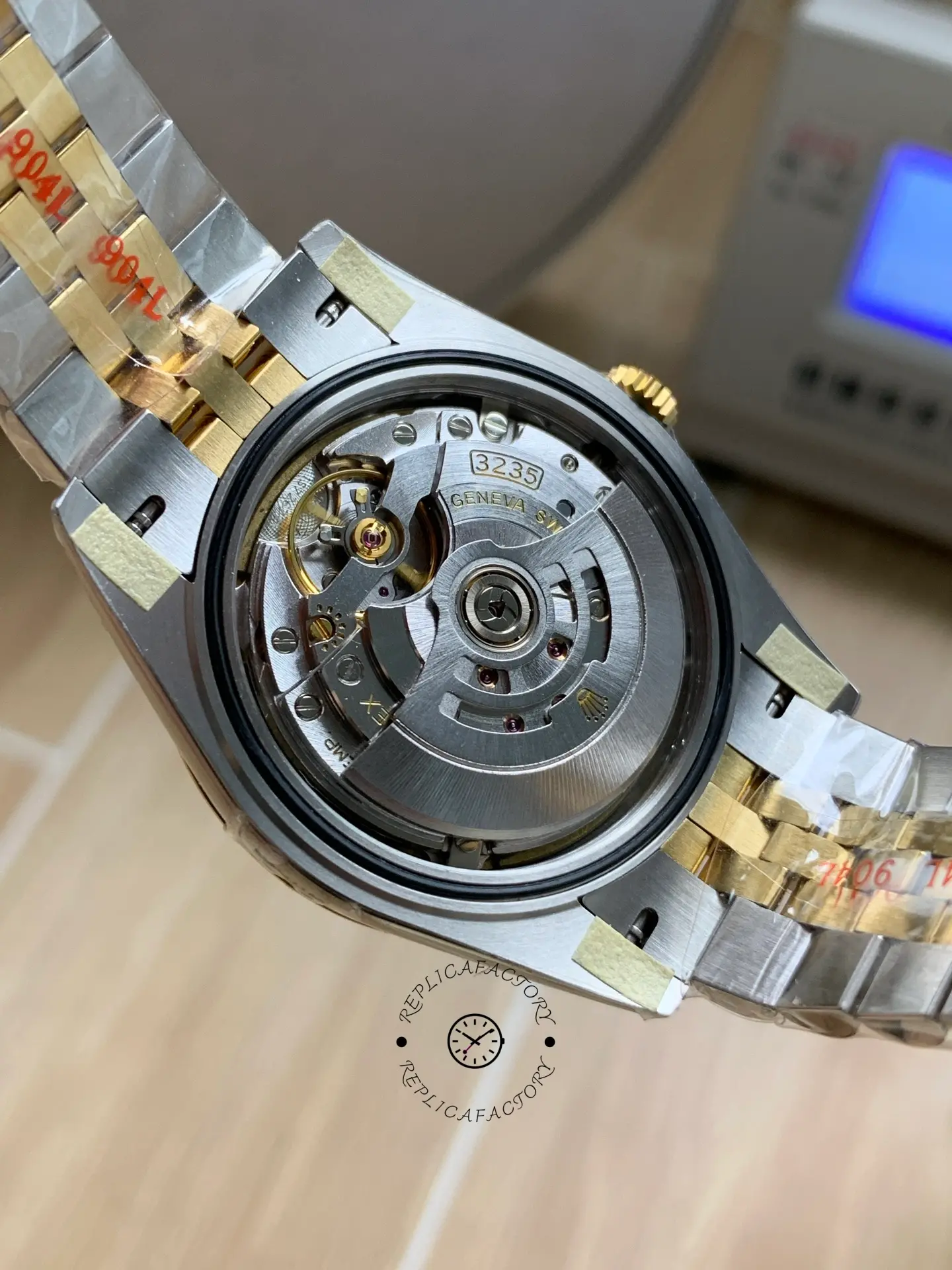 1:1 Clone Rolex Datejust 41 Smooth Bezel 126303-0010 Champagne Dial Automatic