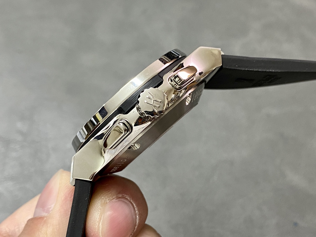 Hublot Classic Fusion 521.NX.1170.RX 45MM Mens