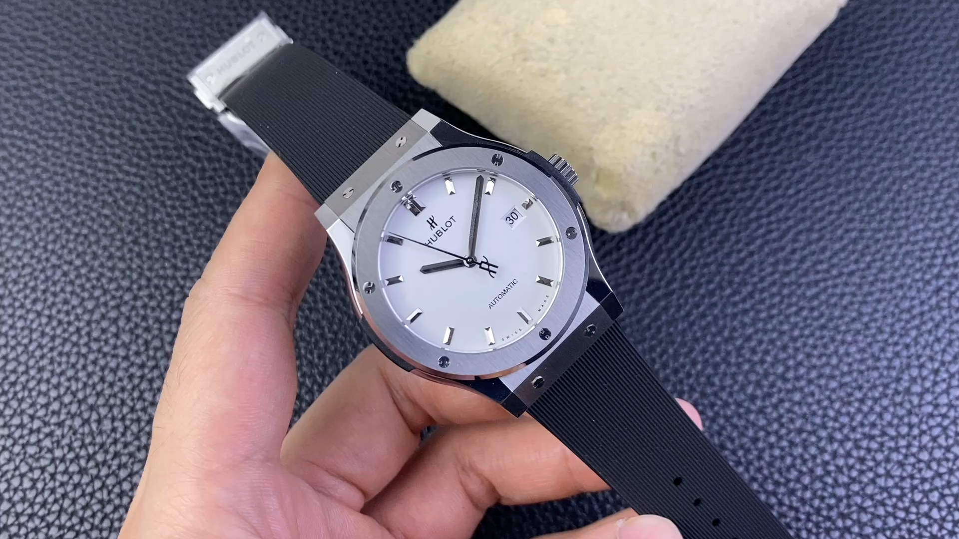 Hand-held video of Hublot Classic Fusion 511.CO.1181.RX, side profile view of the case. - Video