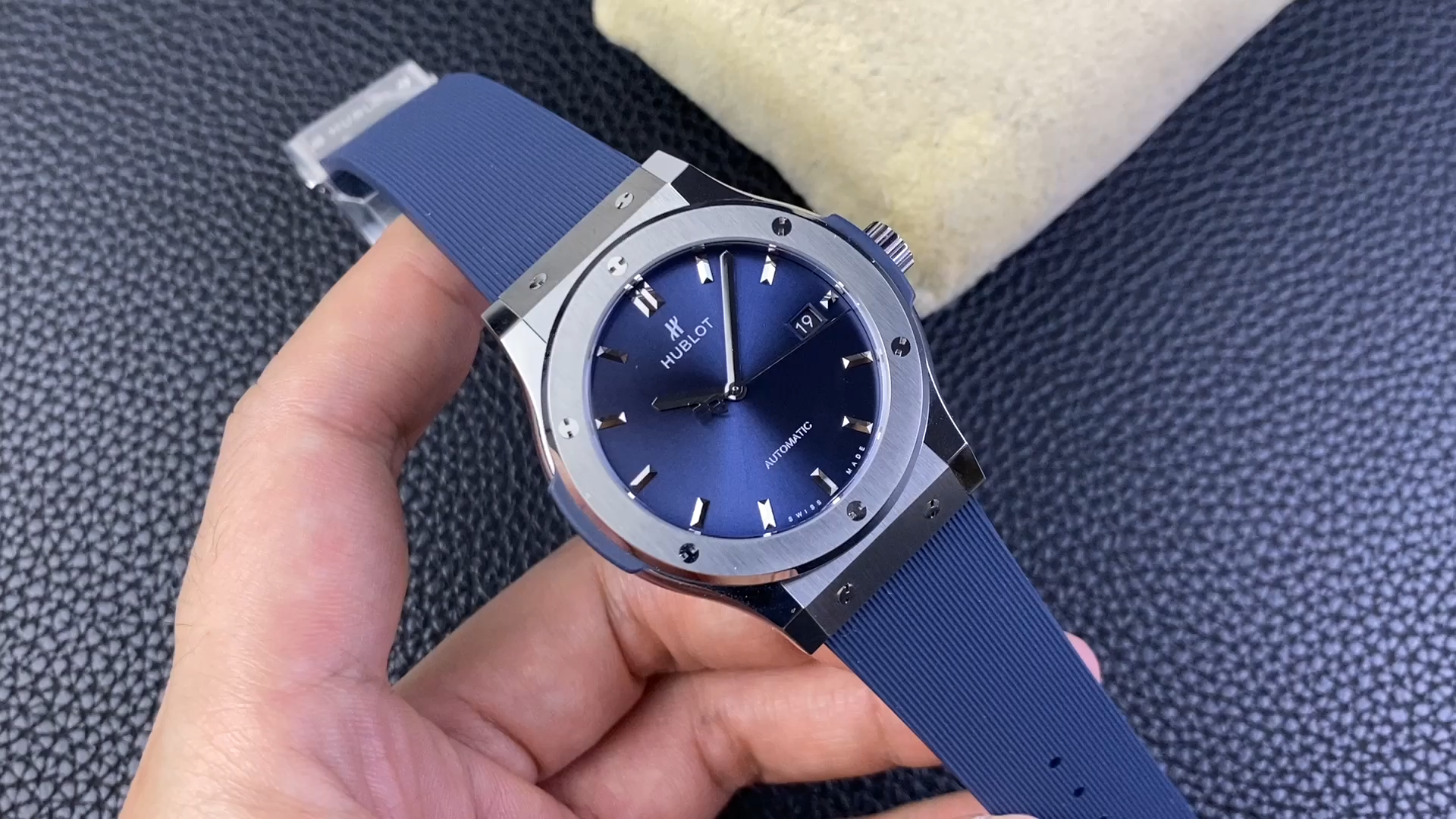 Hand-held video of Hublot Classic Fusion 511.CO.1181.RX, strap and buckle shown up close. - Video