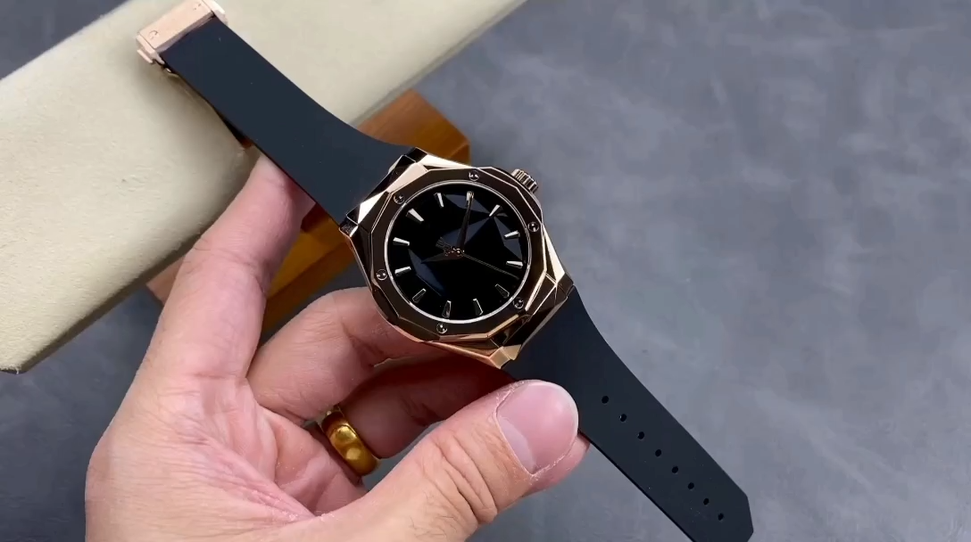 Hublot Classic Fusion 550.OS.1800.RX.ORL19 in-hand shot, showing rubber strap and case profile. - Video