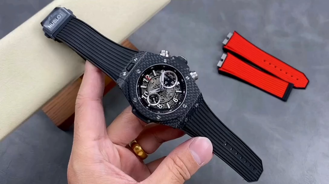 Hublot Big Bang UNICO 411.QX.1170.RX hand-held strap view, buckle and sizing holes detail. - Video