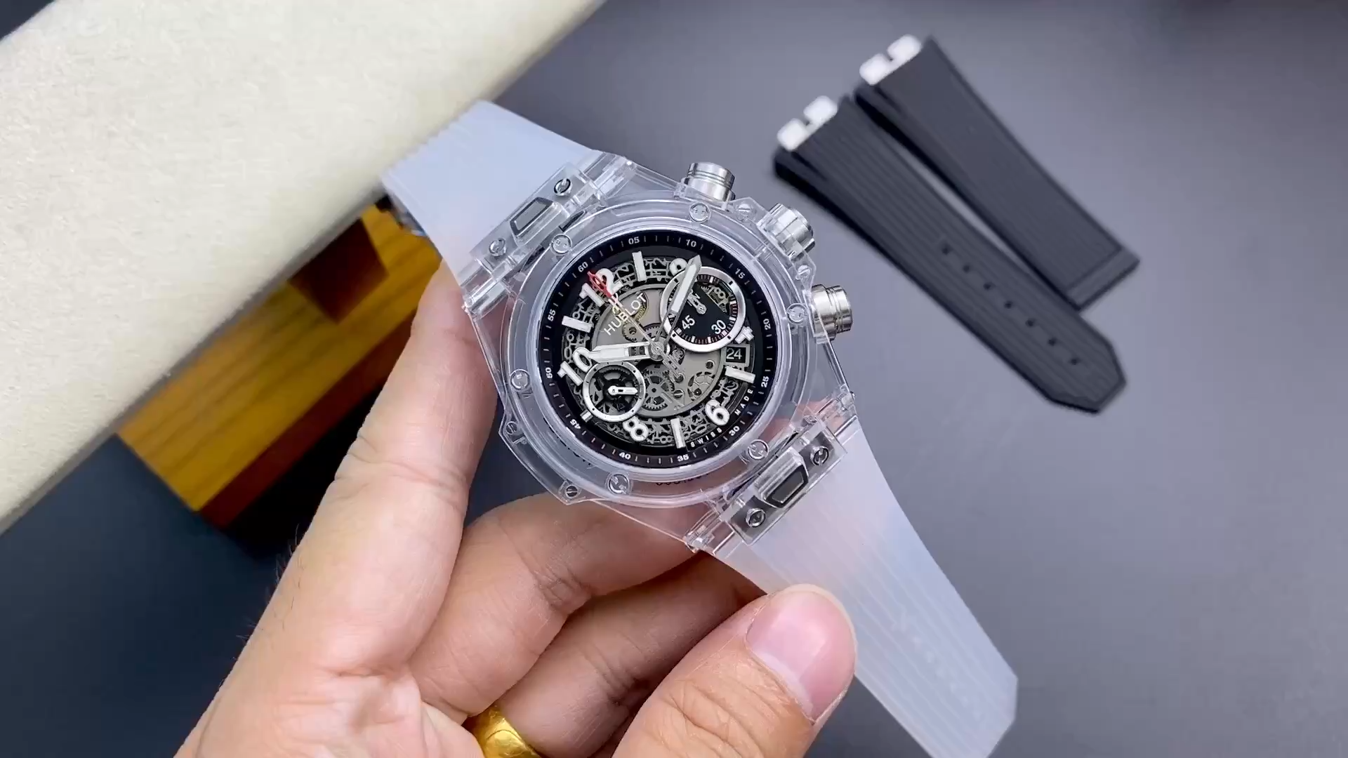 Video of Hublot Big Bang Unico 411.JX.1170.RX showing clear case and black rubber strap. - Video