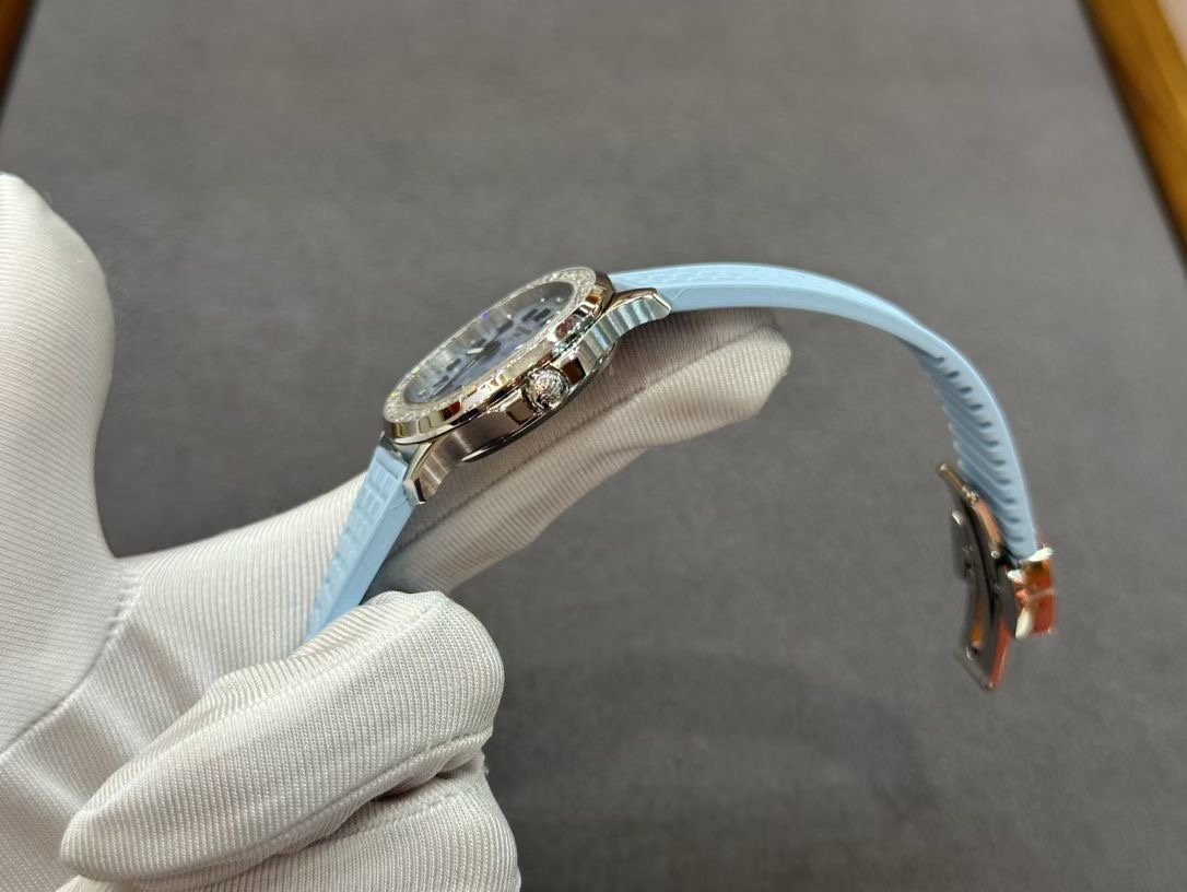 Side profile of Patek Philippe Aquanaut 5072G-001 showing case thickness and crown position.