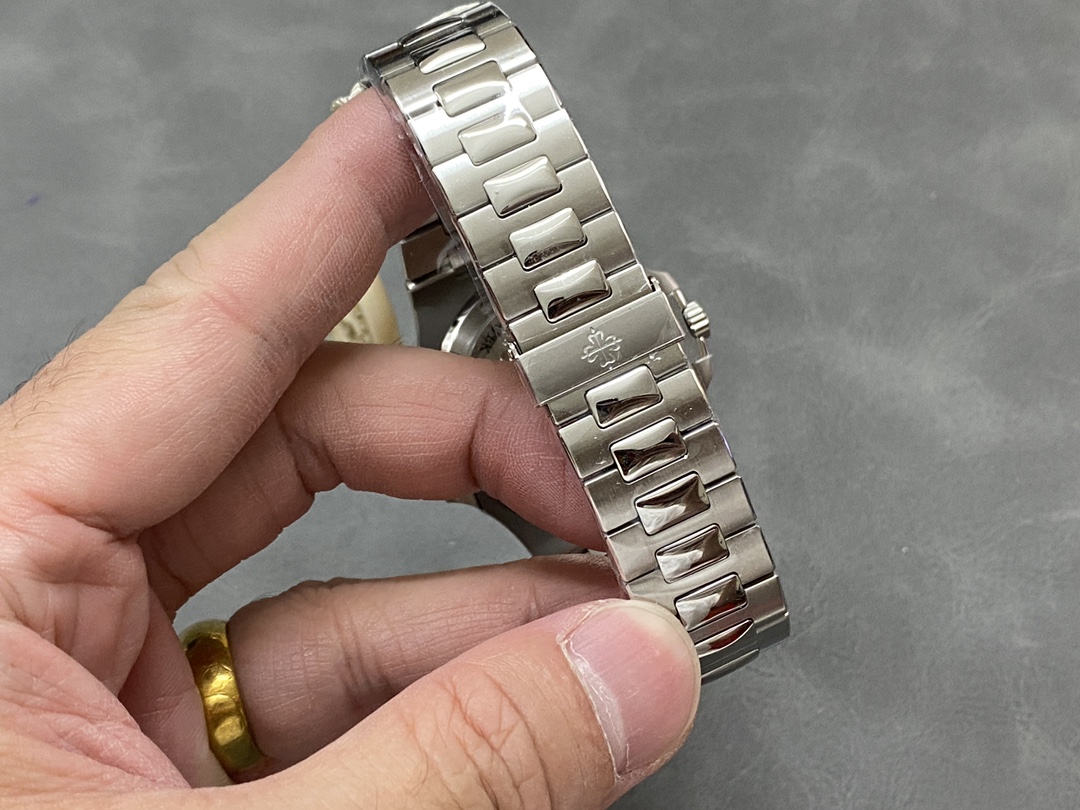 Replica Patek Philippe Nautilus 5711 1A 018 Green Dial 40mm Mens Watch