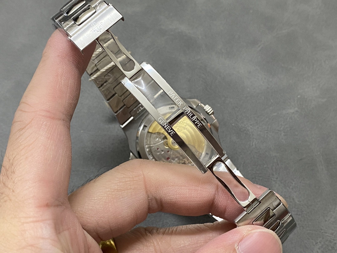 Replica Patek Philippe Nautilus 5711 1A Green Dial 40mm Mens Watch