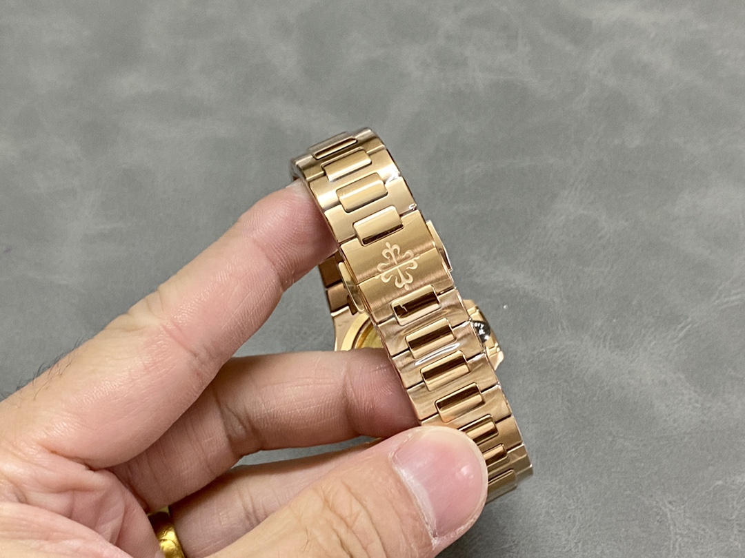 Replica Patek Philippe Nautilus 7118 1R 010 40mm Mens Watch