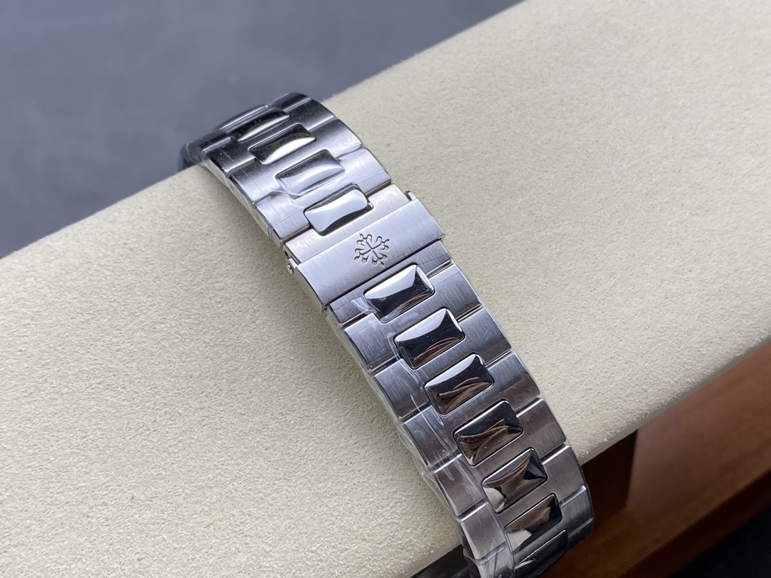 Patek Philippe Nautilus 5711 111P 001 40MM Replica Watch