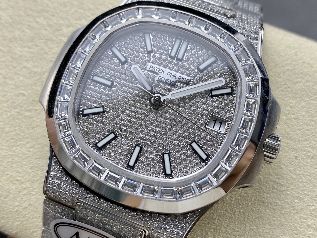 Patek Philippe Nautilus Diamond 5711 40mm & 35mm Replica Watch