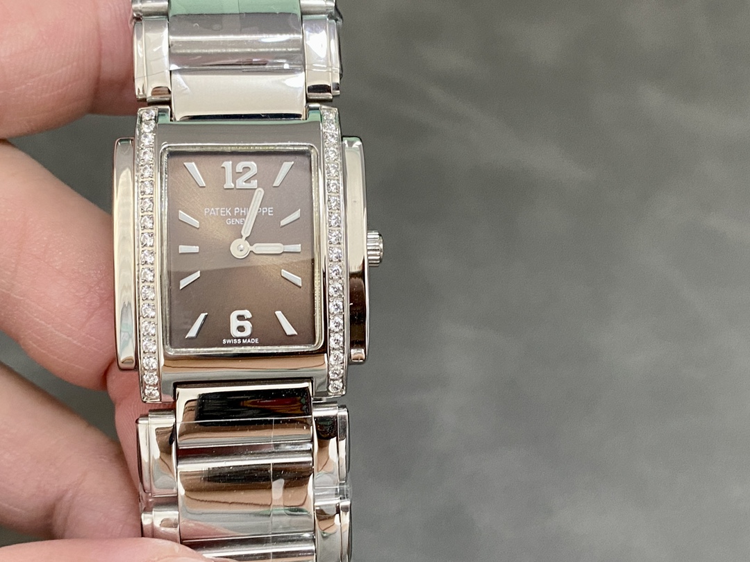 Patek Philippe Twenty-4 4910 1200A 010 Ladies Quartz 25x30mm