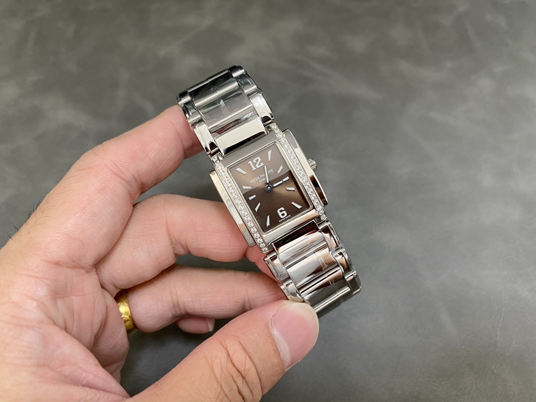 Patek Philippe Twenty-4 4910 1200A 010 Ladies Quartz 25x30mm