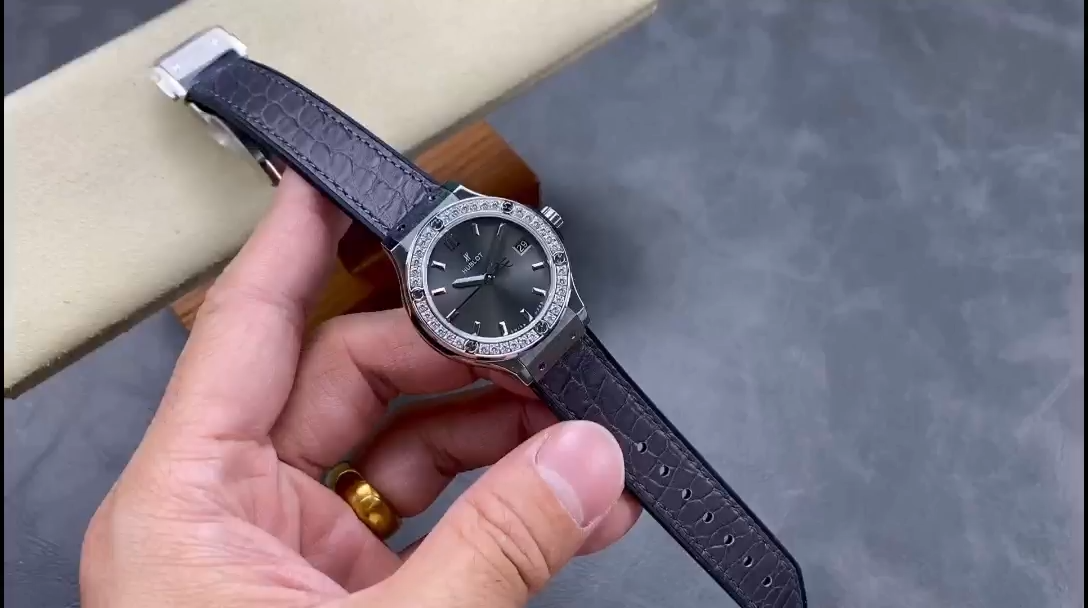 Hublot Classic Fusion 581.NX.7071.LR.1104 hand-held strap view, grey leather and stitching detail. - Video