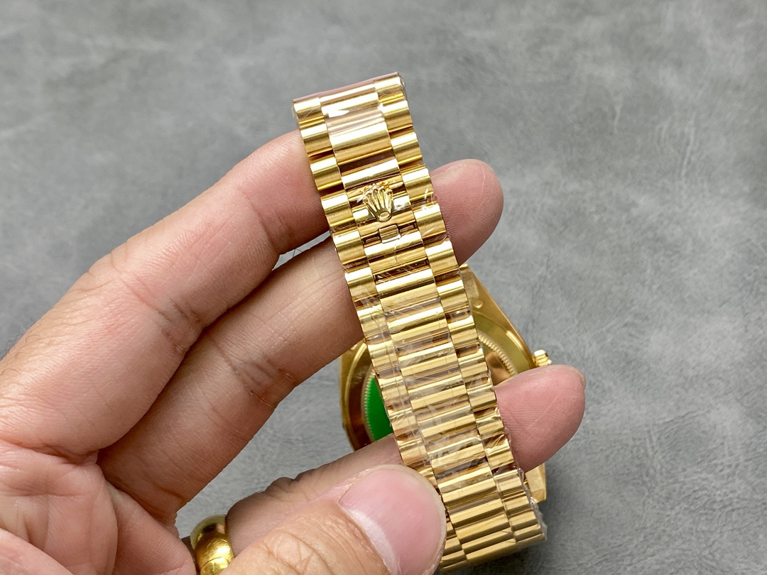 Rolex Day-Date 228238 Champagne Diamond Dial Fluted Bezel 40mm Mens Replica Watch