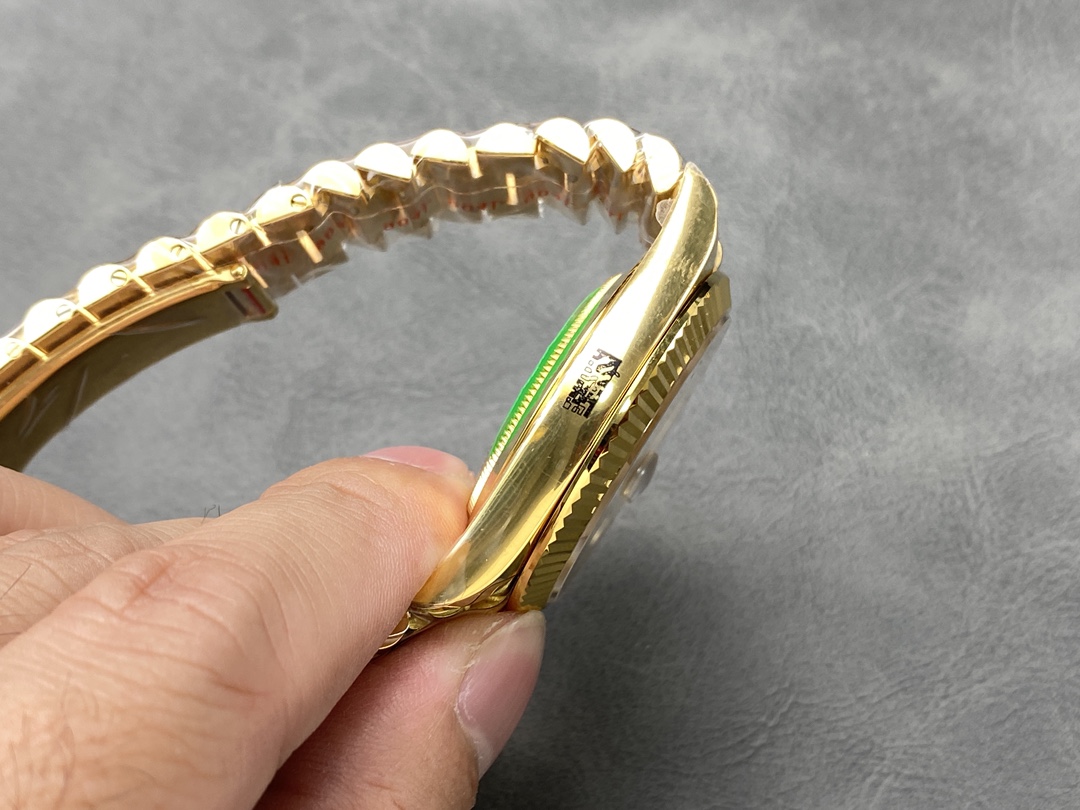 Rolex Day-Date 228238 Champagne Diamond Dial Fluted Bezel 40mm Mens Replica Watch