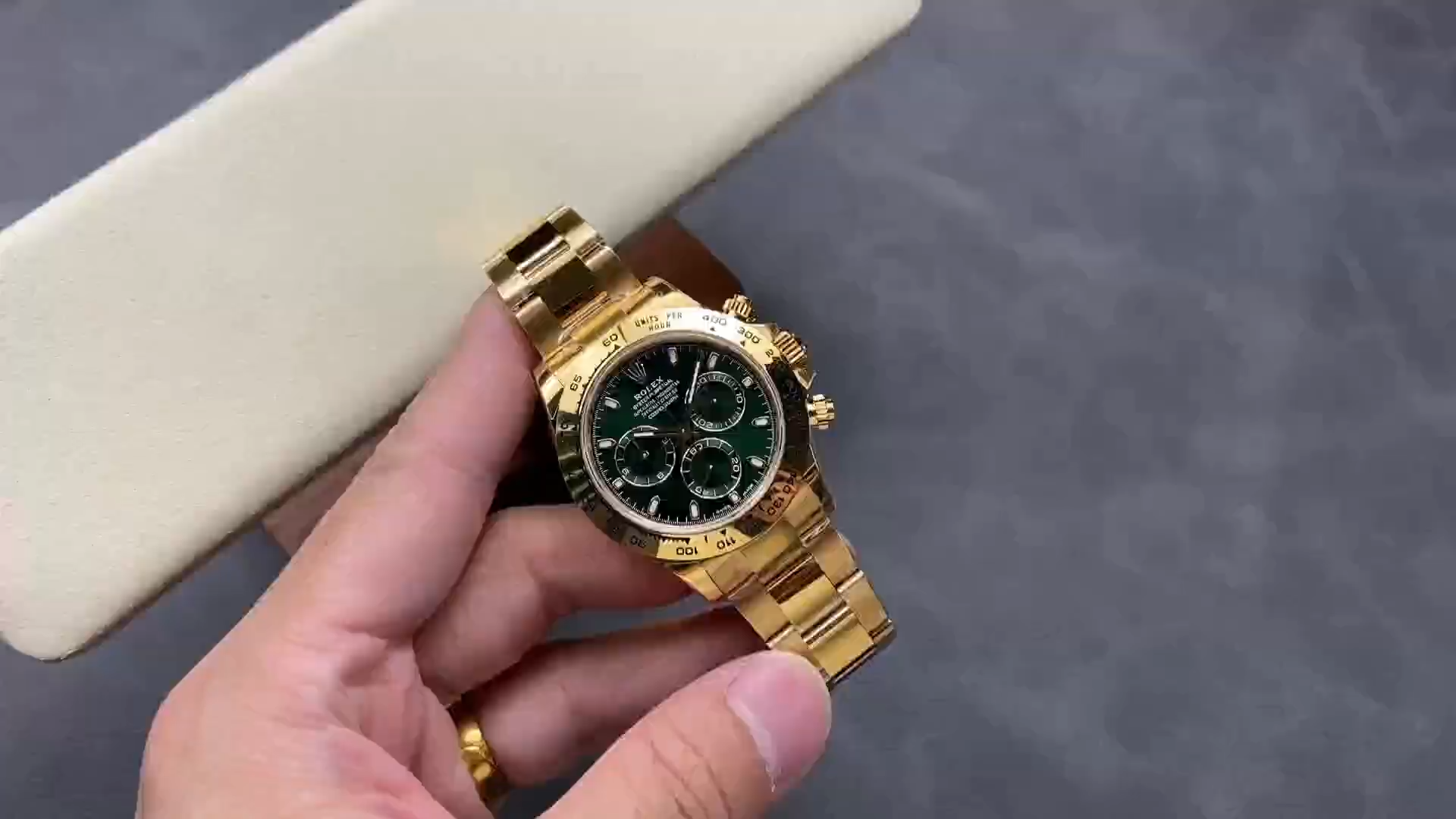 Video of Rolex Daytona 116508 showing green dial and yellow gold bracelet. - Video