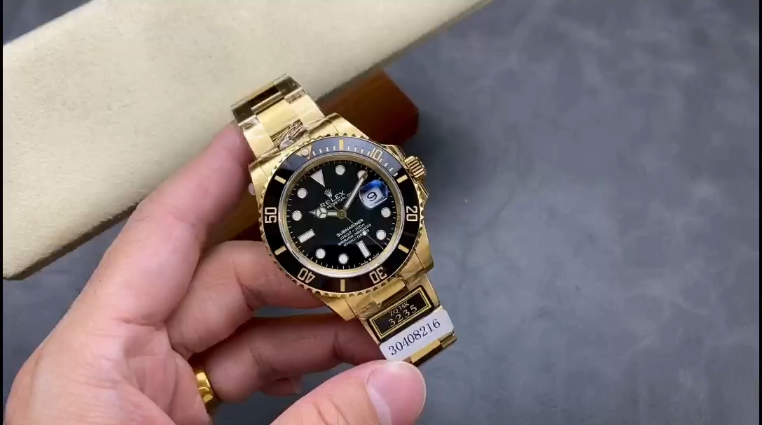 Rolex Submariner 126618LN, video showing watch in hand.