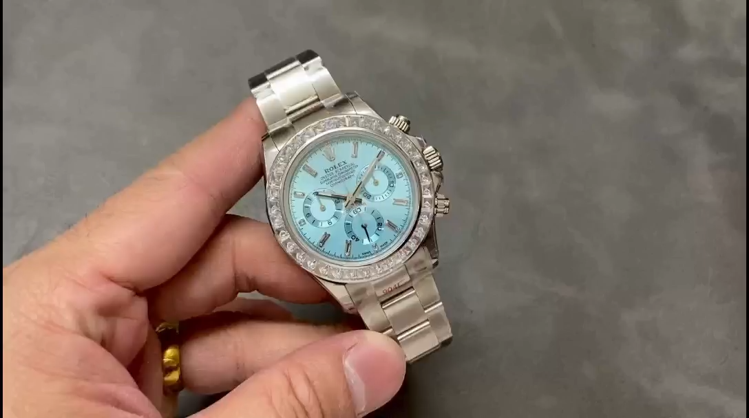 Rolex Daytona 116576TBR, video showing the watch held in hand on the Oyster bracelet. - Video