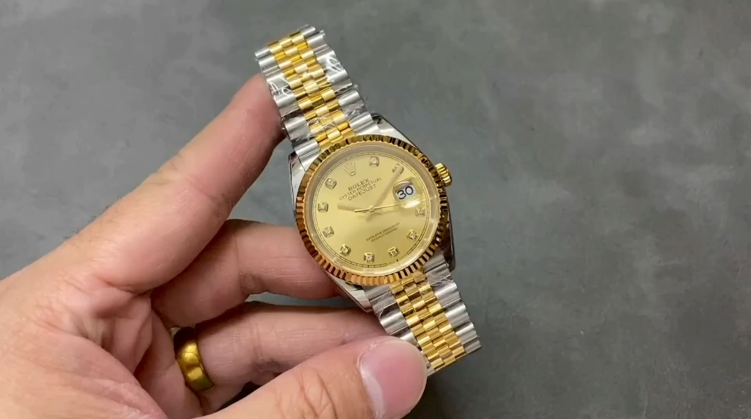 Rolex Datejust 126233 Champagne Diamond Dial Fluted Bezel 36MM Unisex Replica Watch