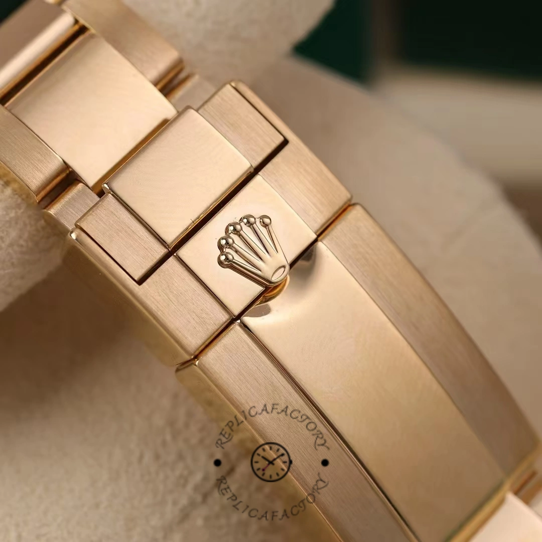 Bracelet clasp view of Rolex Daytona 116508 showing clasp finish and link alignment.