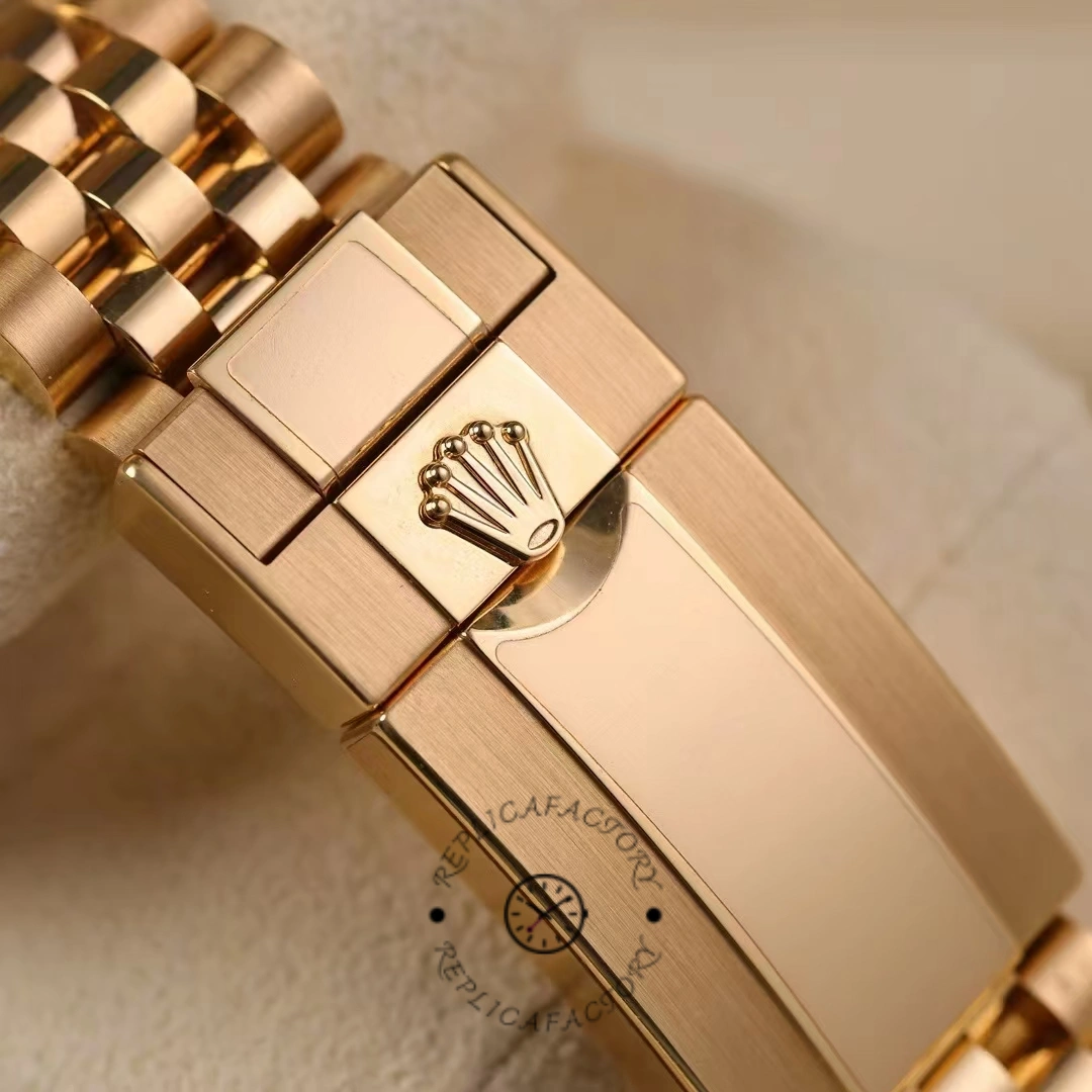 Rolex GMT-Master II m126718grnr 0001, clasp close-up showing Rolex crown logo on bracelet.