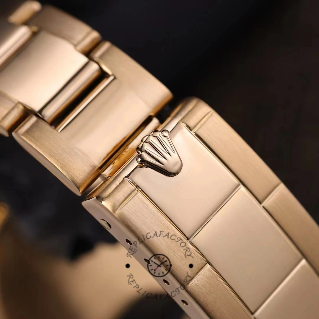 Bracelet clasp view of Rolex Daytona 116528 showing Rolex crown on clasp and link finish.