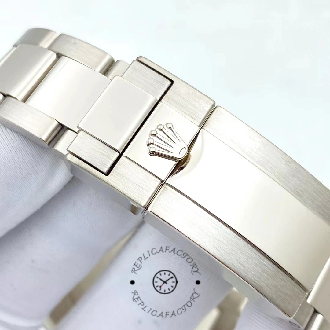 Rolex Daytona 116509 clasp close-up, Oyster clasp and polished center links detail.