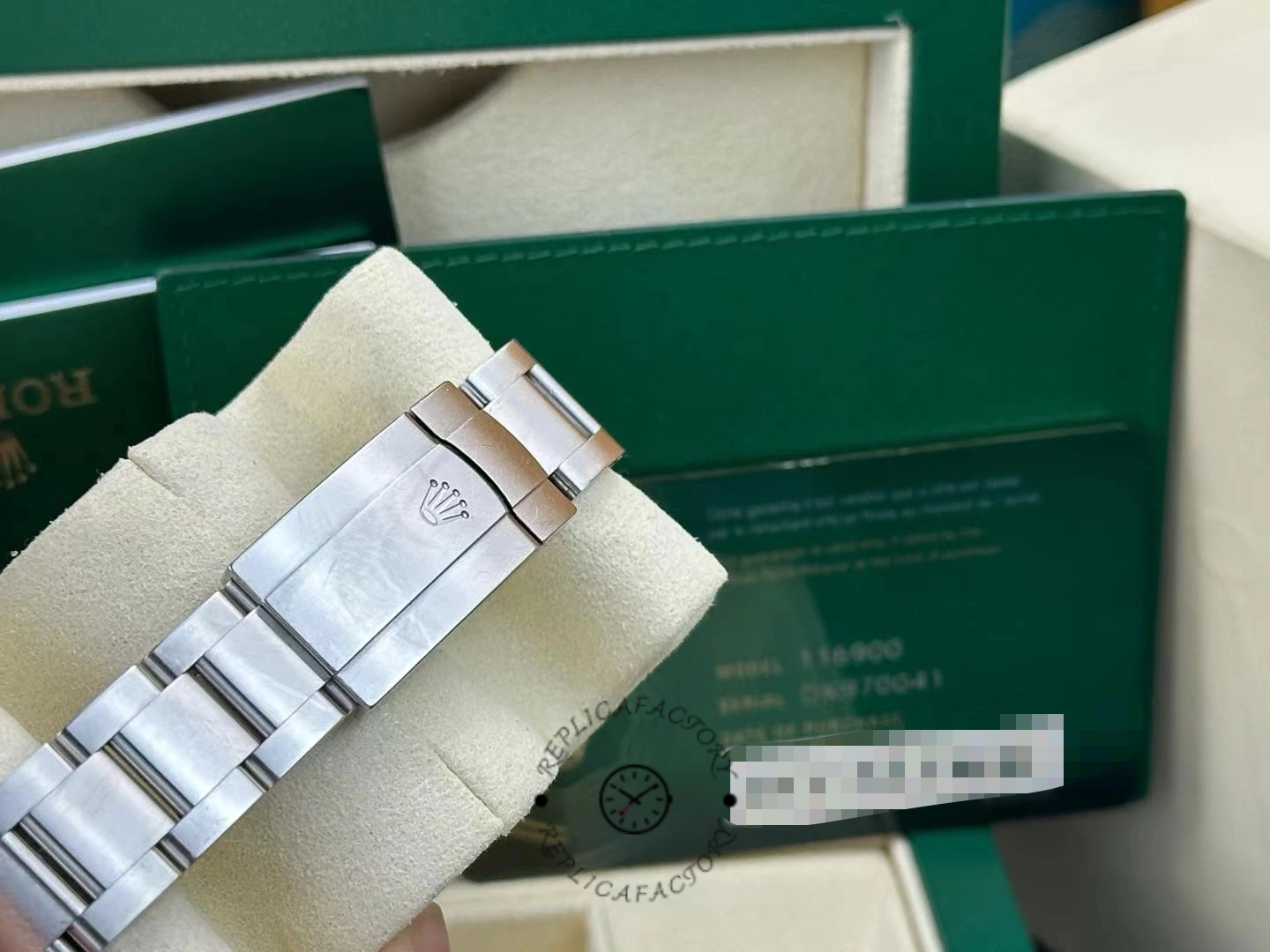 Rolex Air-King 116900, Oyster bracelet clasp and links detail beside green box.