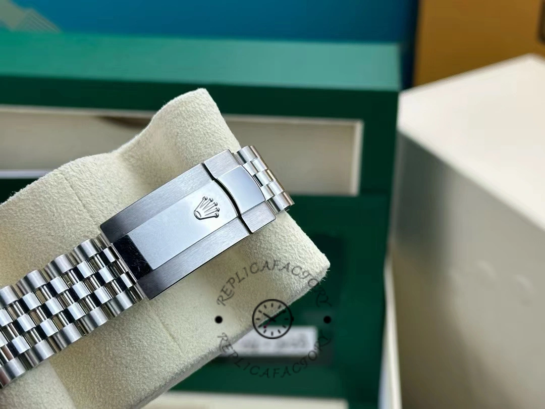 Rolex Datejust 126234 Fluted Bezel Aubergine Dial 36MM Unisex Replica Watch
