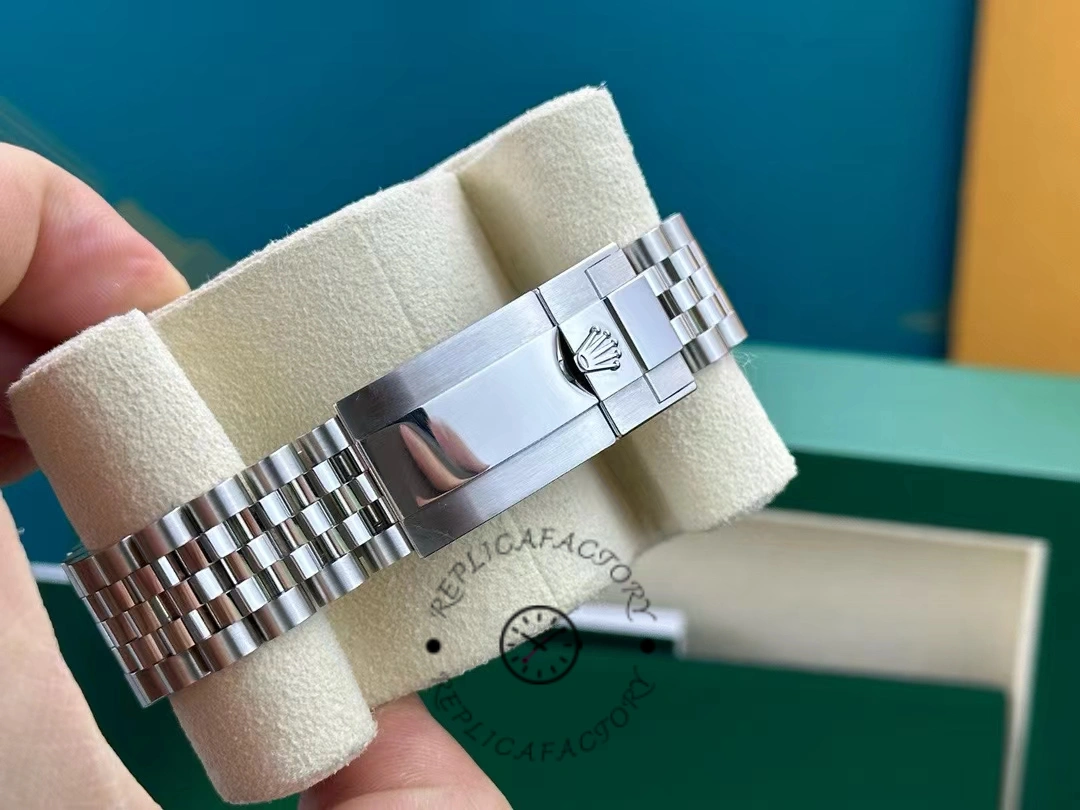 Clasp and bracelet view of the Rolex GMT-Master II 126720VTNR showing Jubilee links.