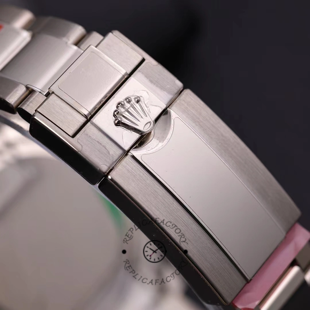 Rolex Daytona M126579RBR-0001, clasp close-up with Rolex coronet on the Oyster bracelet.