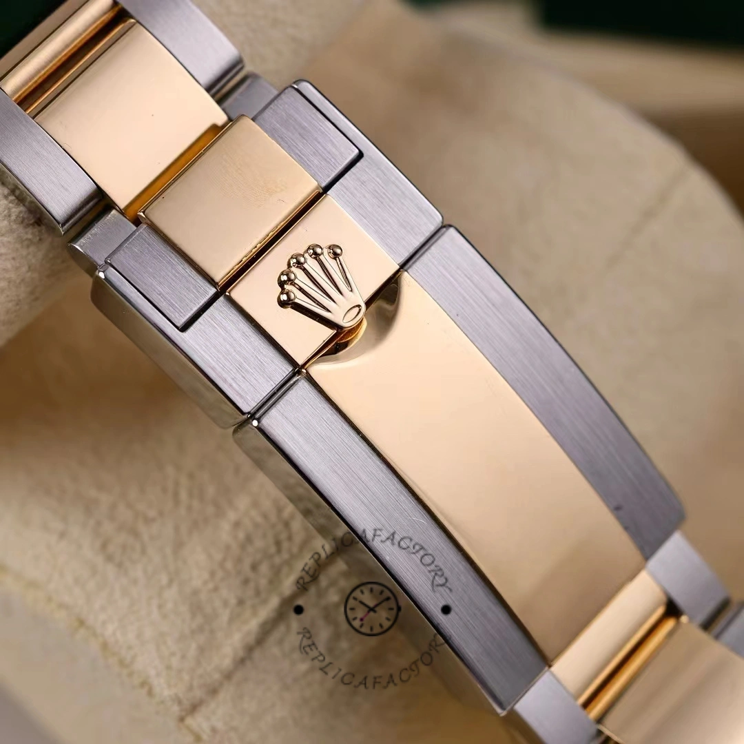 Rolex Daytona 116503 bracelet close-up, two-tone center links and clasp detail.