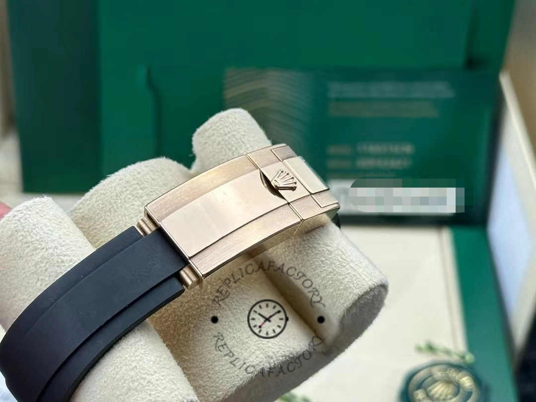 Clasp and strap detail of the Rolex Daytona Everose Rubber 116515 Chocolate, buckle section close-up.