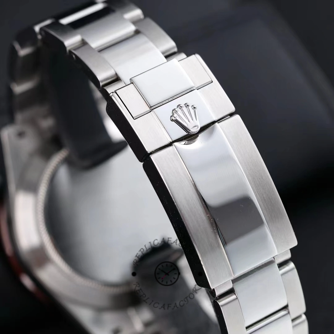 Bracelet side view of Rolex Daytona 116506 showing clasp and polished links.