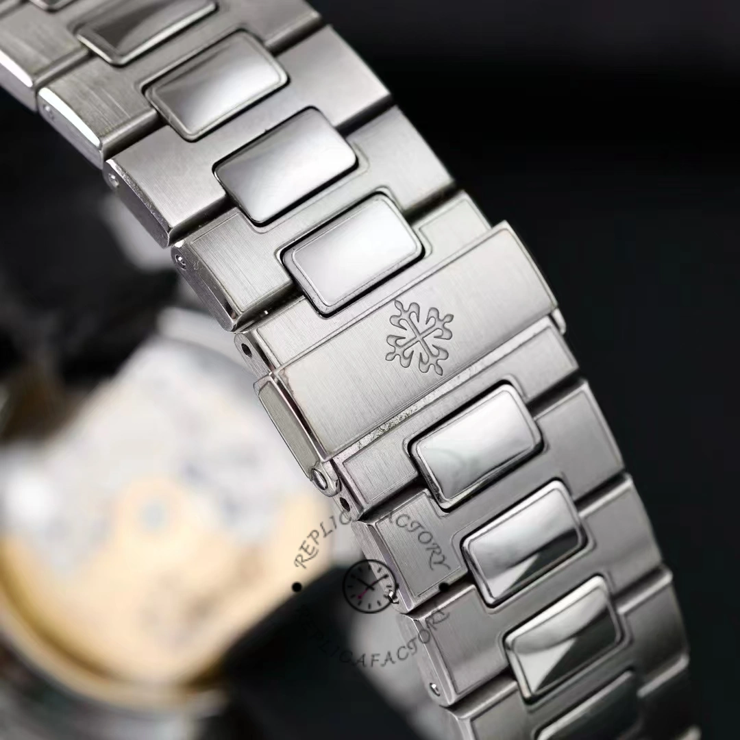 Patek Philippe Nautilus Annual Calendar 5726 1A 001