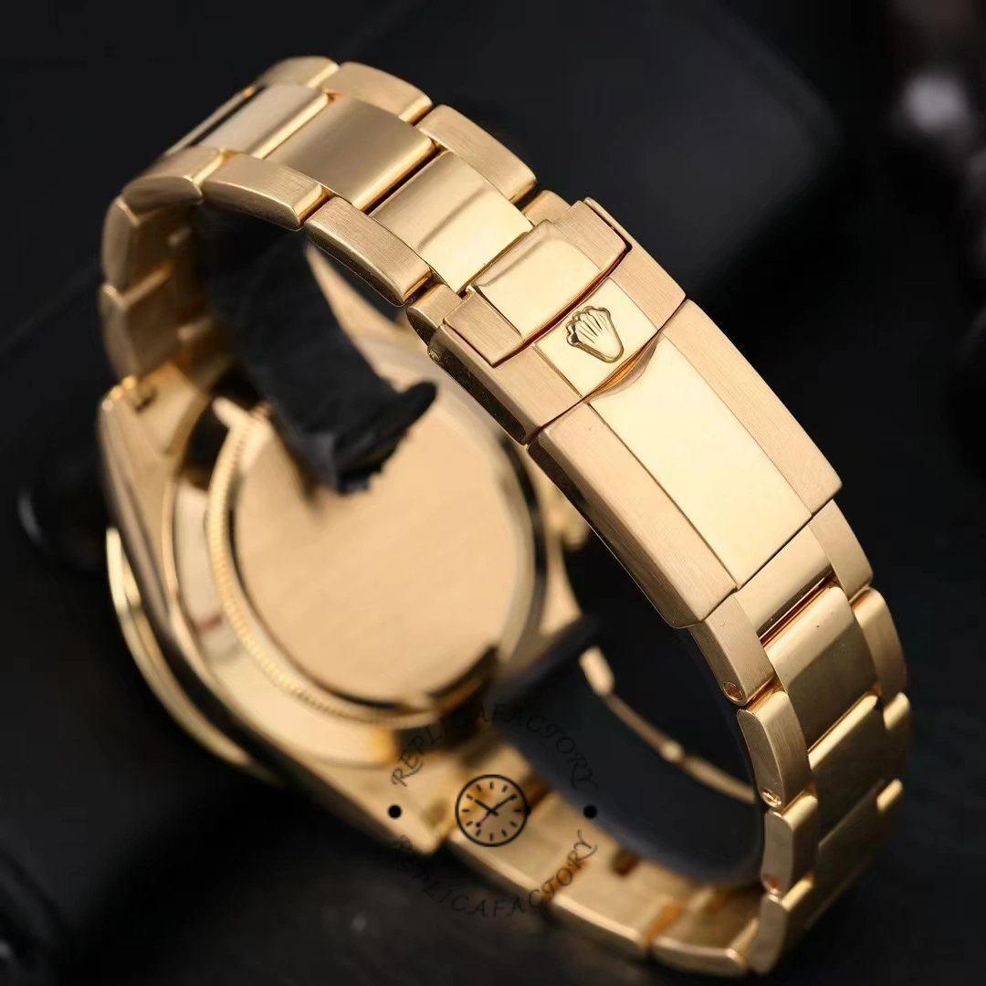 Rear angle of Rolex Daytona 116598RBOW showing case thickness and bracelet fit.