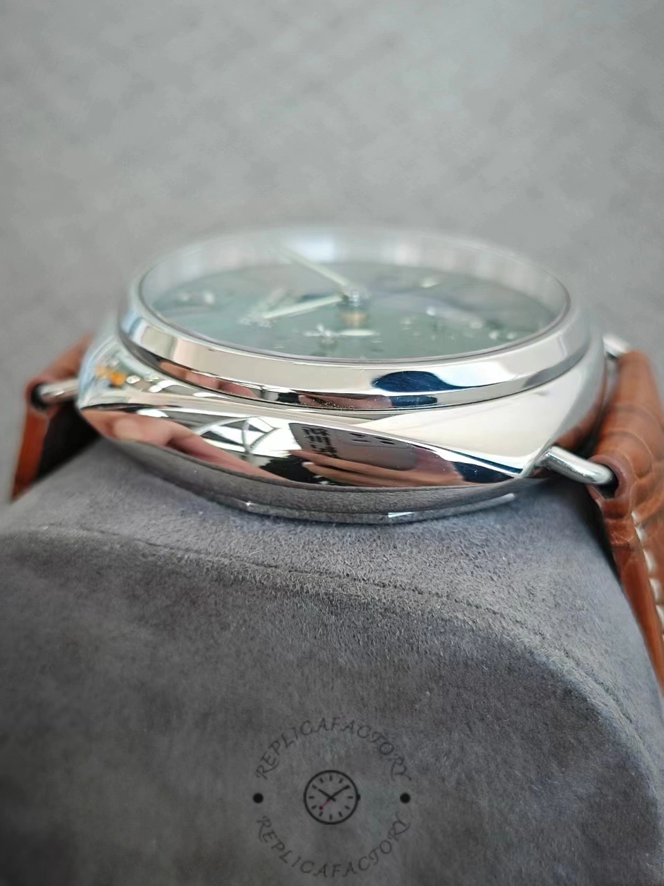 Replica Panerai Radiomir PAM00323 Replica Panerai Radiomir PAM00323 display picture 4