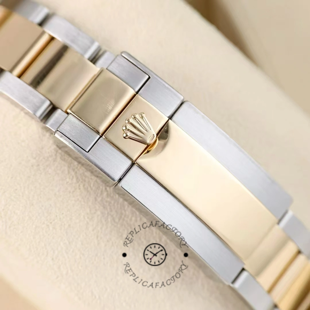 Bracelet close-up of the Rolex GMT-Master II 116713LN showing two-tone Oyster links.