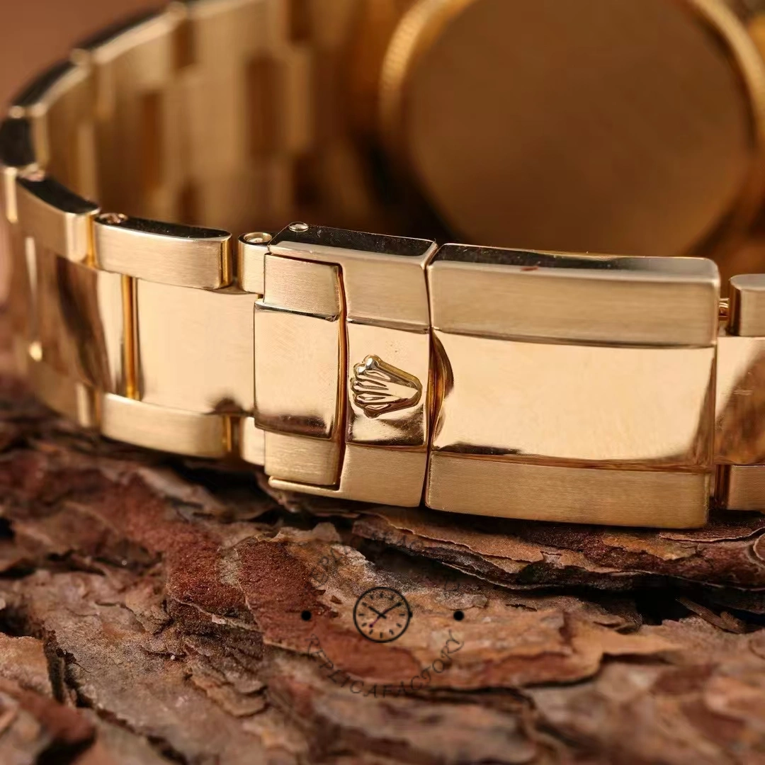 Bracelet clasp detail of the Rolex Daytona 116598 40MM showing polished gold clasp.