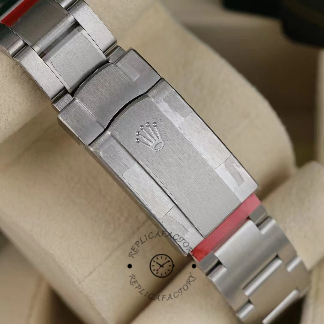 Rolex Oyster Perpetual 41 m124300-0008 bracelet clasp close-up, clasp and links detail.