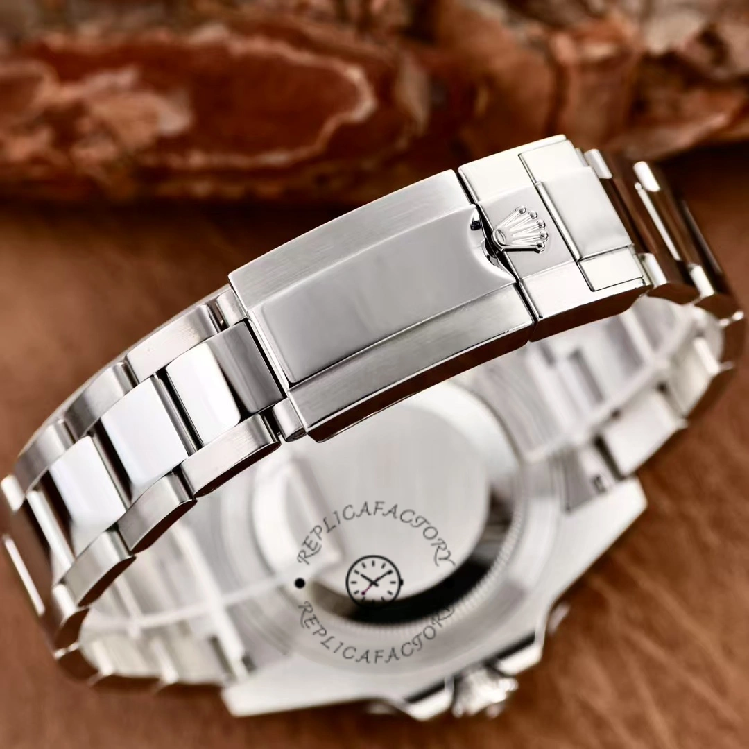 Clasp detail of Rolex GMT-Master II 116710LN, Oysterlock clasp and bracelet finish.