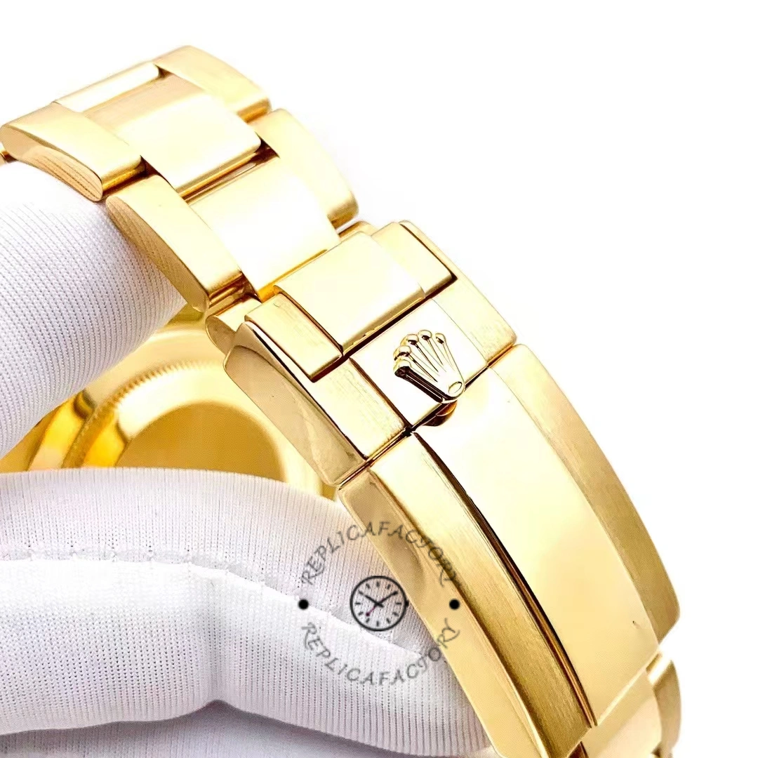 Clasp and bracelet detail of the Rolex GMT-Master II 116758, polished yellow gold finish.