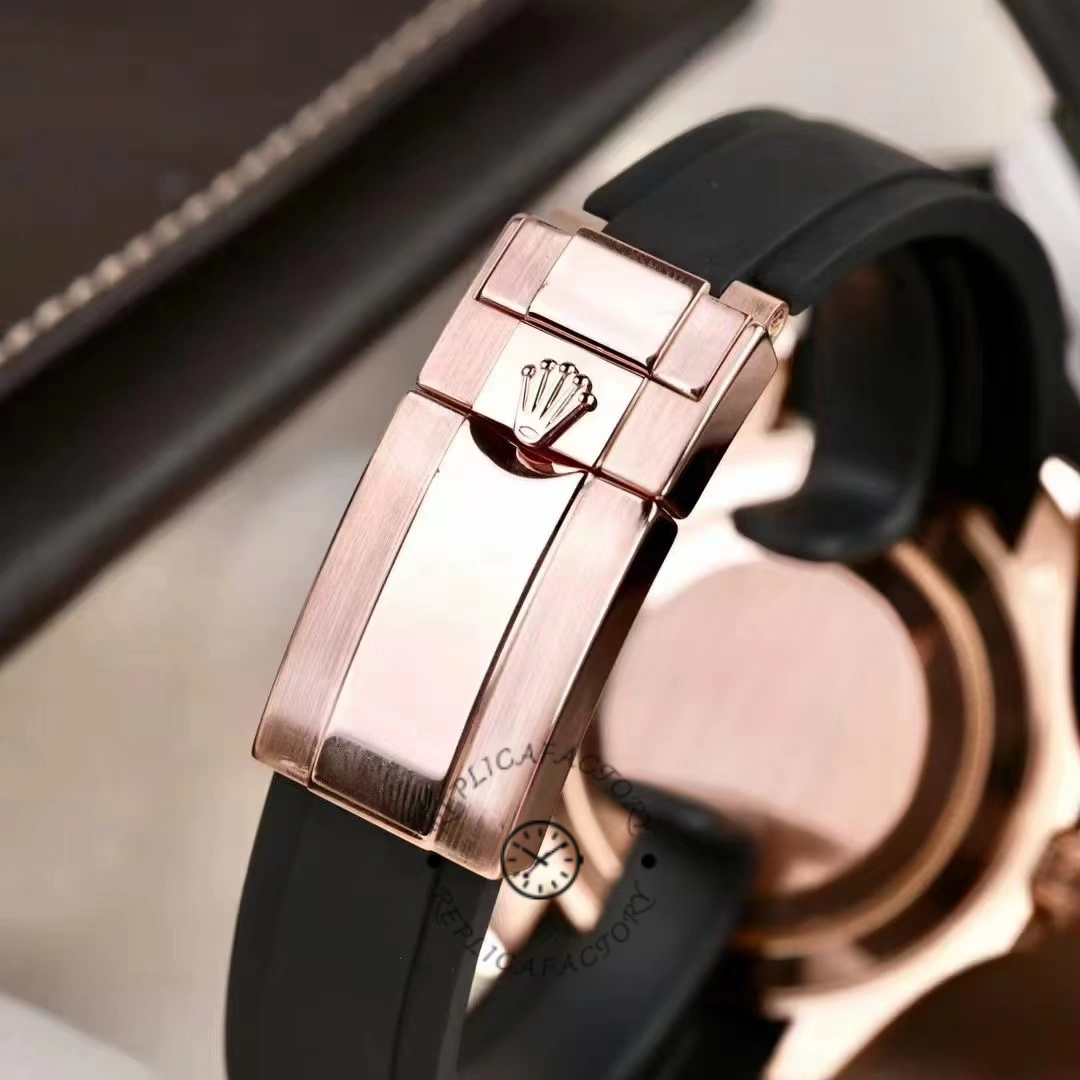 Rolex Yacht-Master 116655, clasp close-up showing Everose clasp and Oysterflex strap.